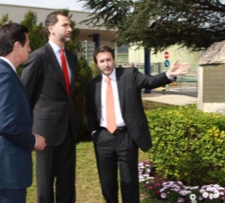 Don Felipe junto al ministro de Industria, Energía y Turismo, José Manuel Soria y el presidente de Petronor, Josu Jon Imaz, delante de la Placa Conmem